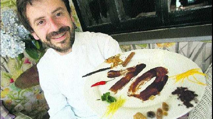 Nacho Manzano, en su restaurante de La Salgar, con un plato alusivo a sus diez mandamientos de futuro de la cocina asturiana.