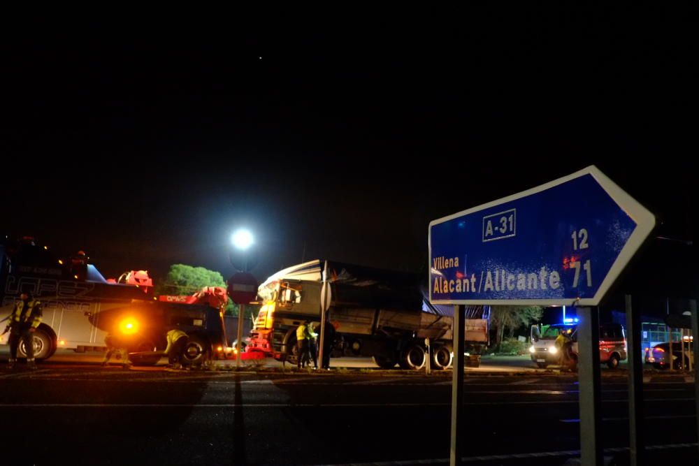 Dos camioneros heridos tras un choque entre Villena y Font de la Figuera