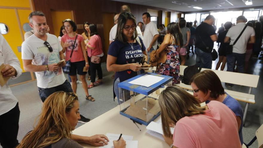 Padres votando en el colegio Princesa de Asturias de Elche.