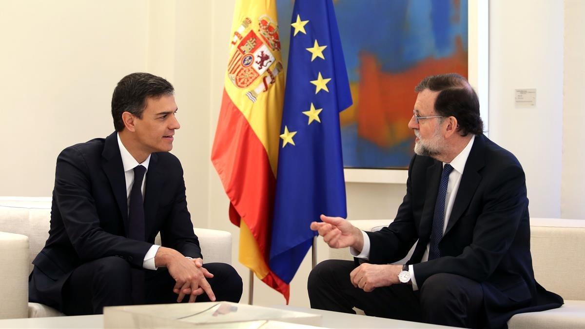 El presidente del Gobierno, Mariano Rajoy, conversando con Pedro Sánchez.