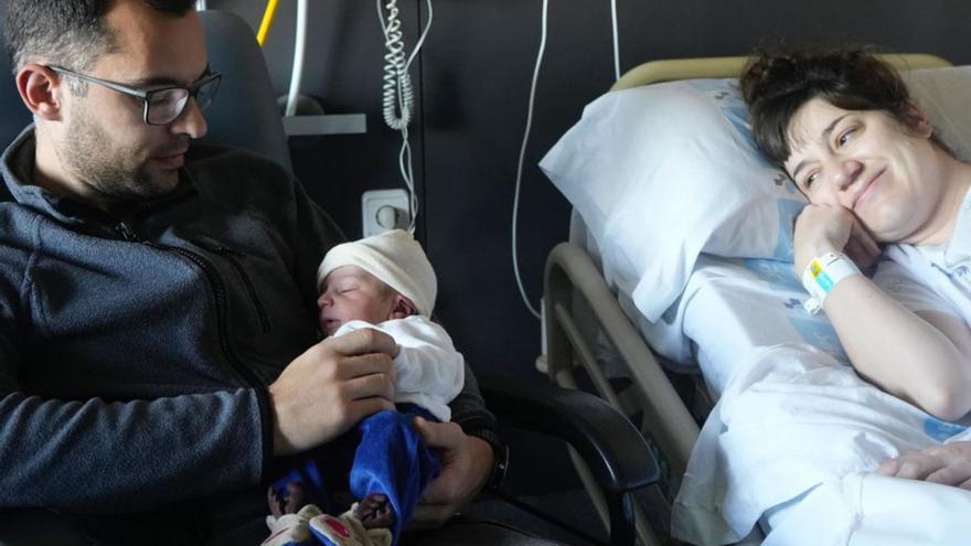 Leo, último niño nacido en 2023, con sus padres.