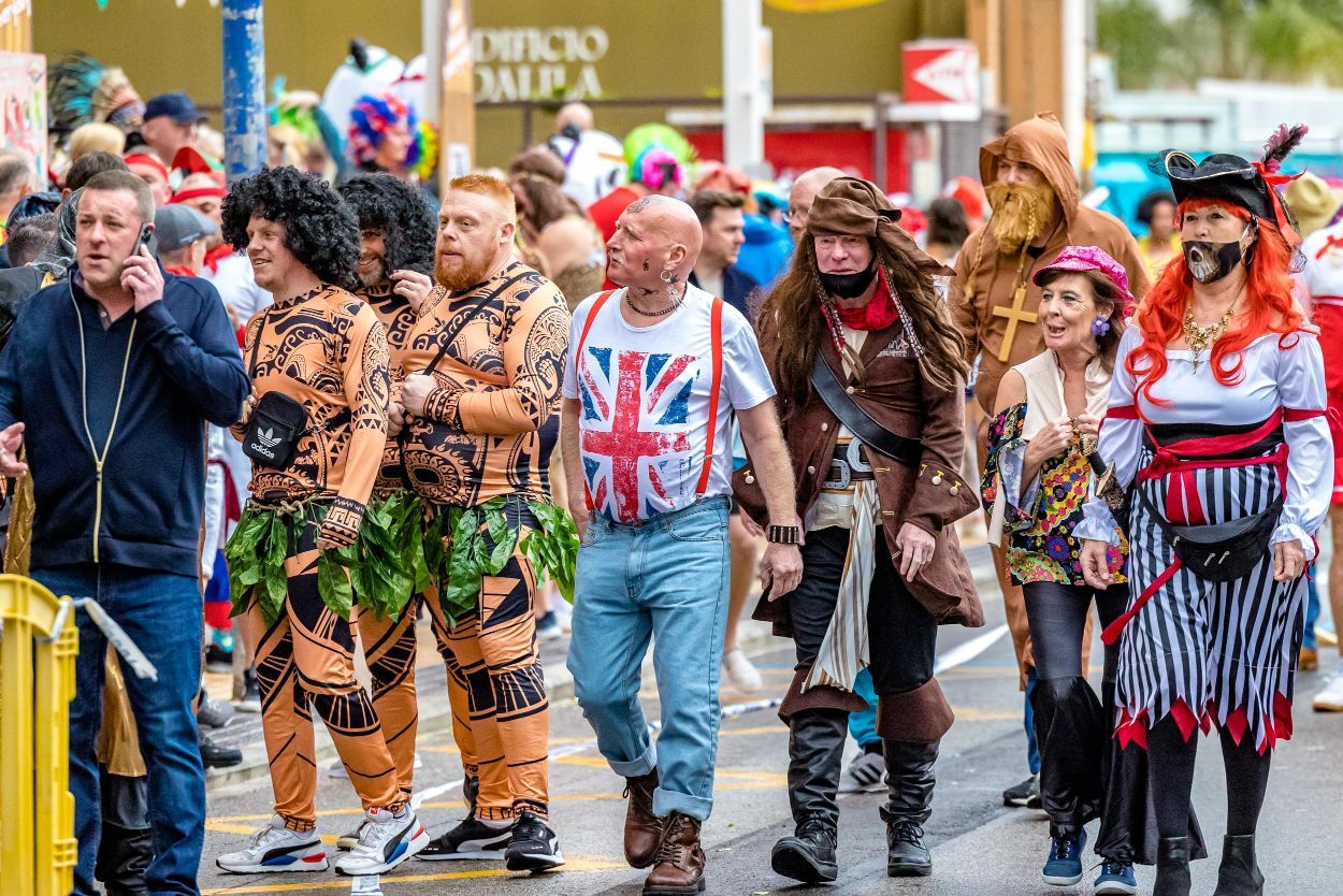 Los británicos desafían a la lluvia y celebran su "Fancy Dress Party" en Benidorm