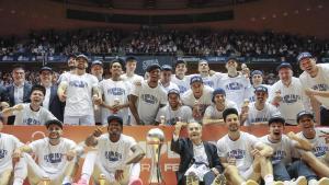 SANTIAGO DE COMPOSTELA, 08/05/2026.- Los jugadores del Obradoiro celebran el ascenso a la liga ACB tras ganar al Gipuzkoa por 85-68 en el encuentro que han disputado este viernes en el multiúsos de Sar, en Santiago de Compostela. EFE/Lavandeira jr
