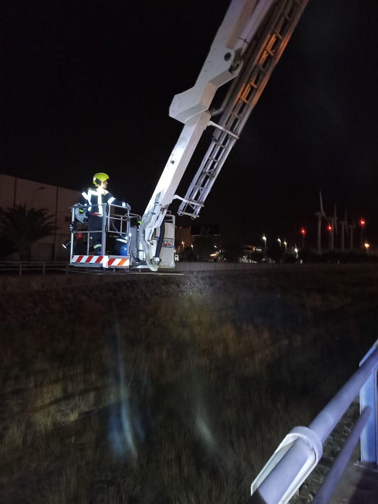 Cae un camión a un canal de agua en Gran Canaria