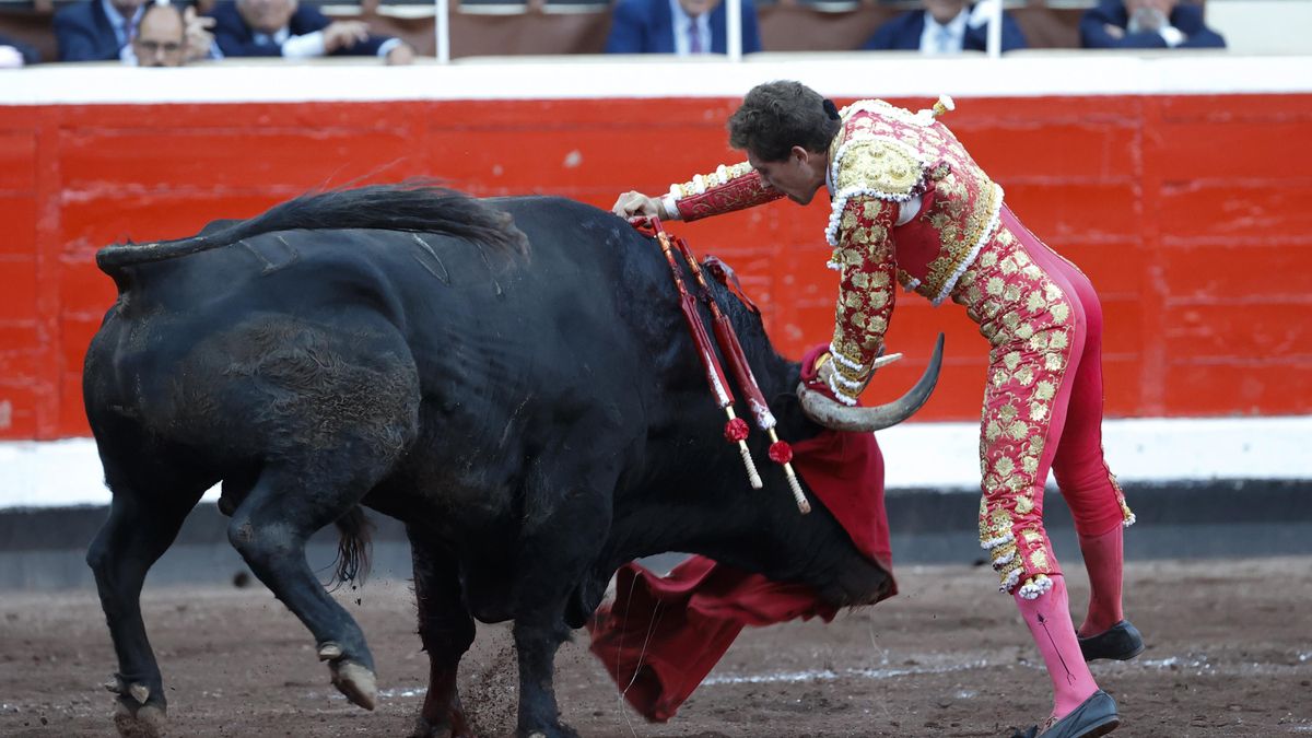 Ginés Martín, en un momento de su segundo toro de la tarde en Bilbao.