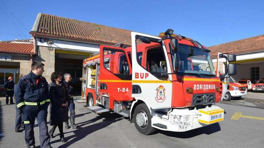 Manuel Torres muestra a Carme da Silva el nuevo vehículo de los bomberos. // Gustavo Santos