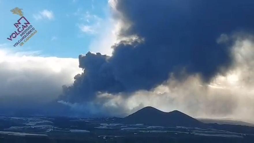 Erupción del volcán de La Palma vista desde la costa oeste