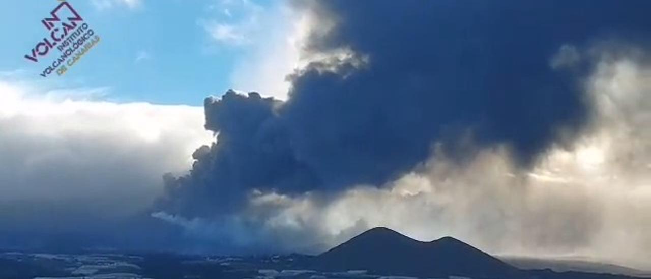 Erupción del volcán de La Palma vista desde la costa oeste