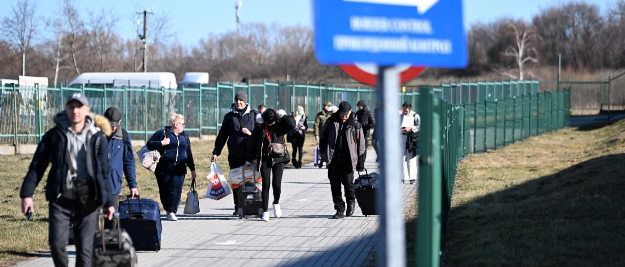 Colas de ucranianos llegan a pie al puesto fronterizo  de Medyka para entrar  en Polonia.