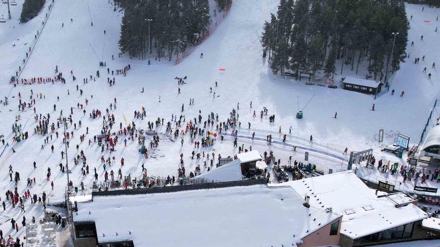 Foto aèria de l’estació d’esquí La Masella durant el pont, plena de visitants. | LA MASELLA