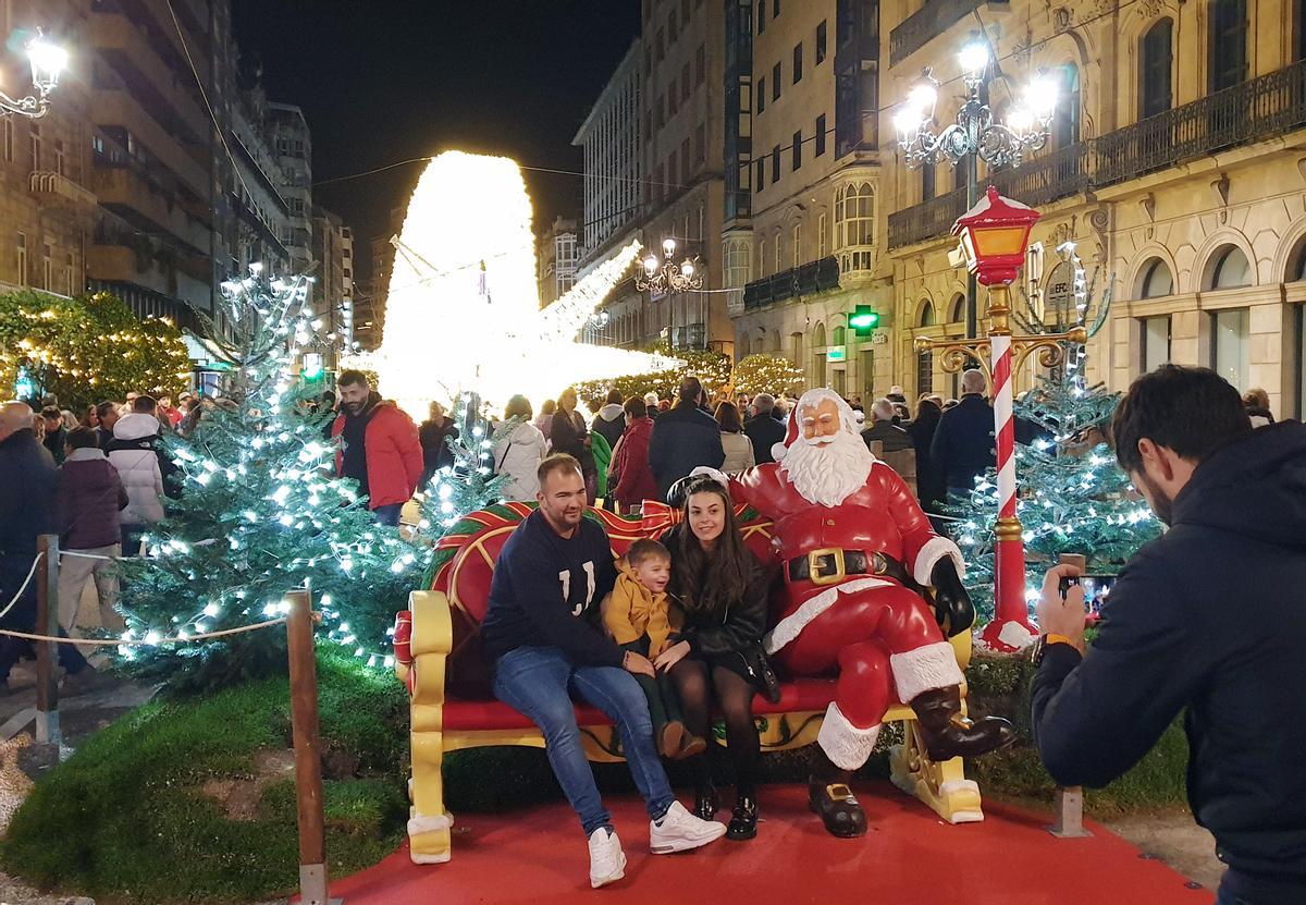 Set de Papá Noel sentado en el cruce García Barbón con Policarpo Sanz y Colón.