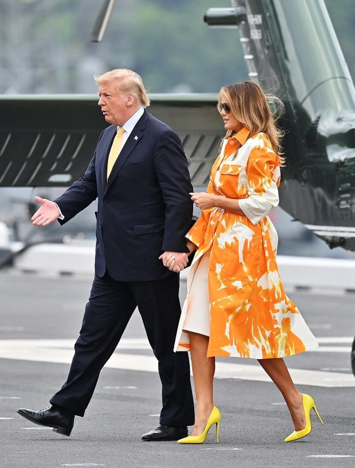 El look naranja + amarillo de Melania Trump, en su visita a la base militar de Yokosuka