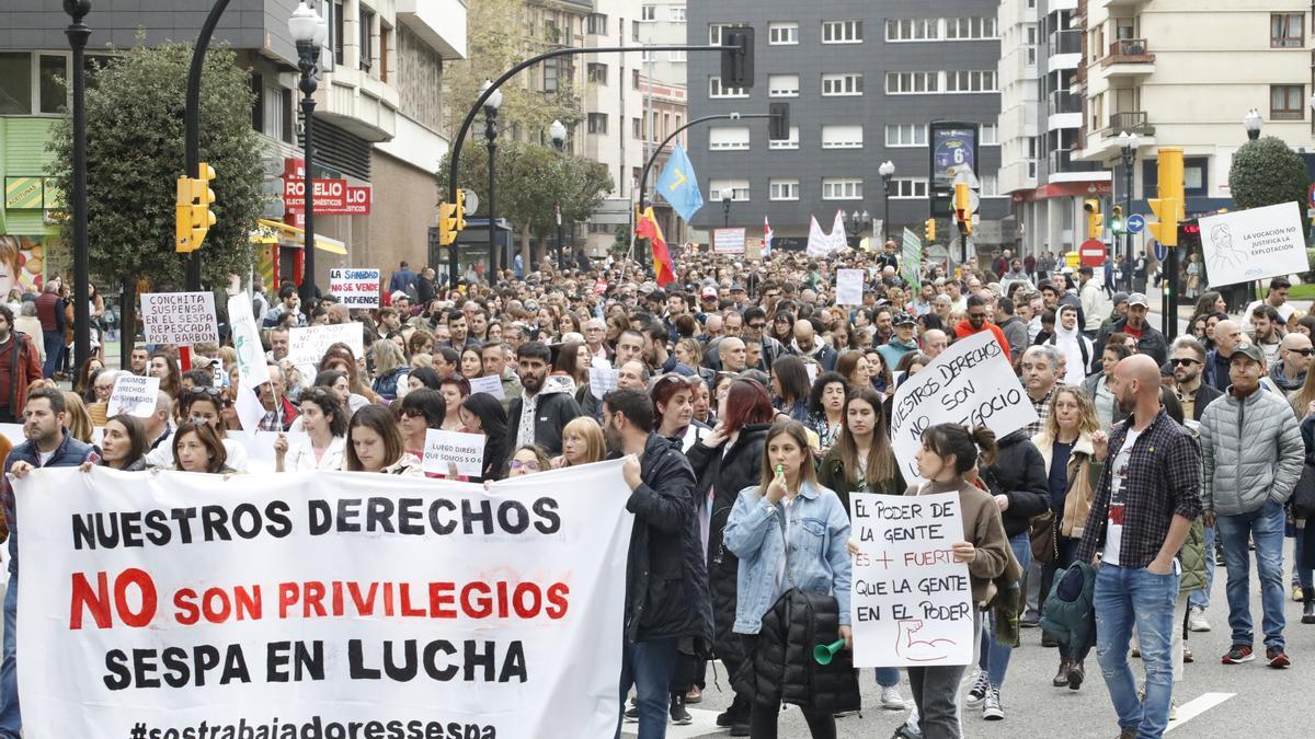 En imágenes: Los sanitarios se manifiestan en Gijón al grito de "no queremos más dinero, queremos mejores condiciones laborales"