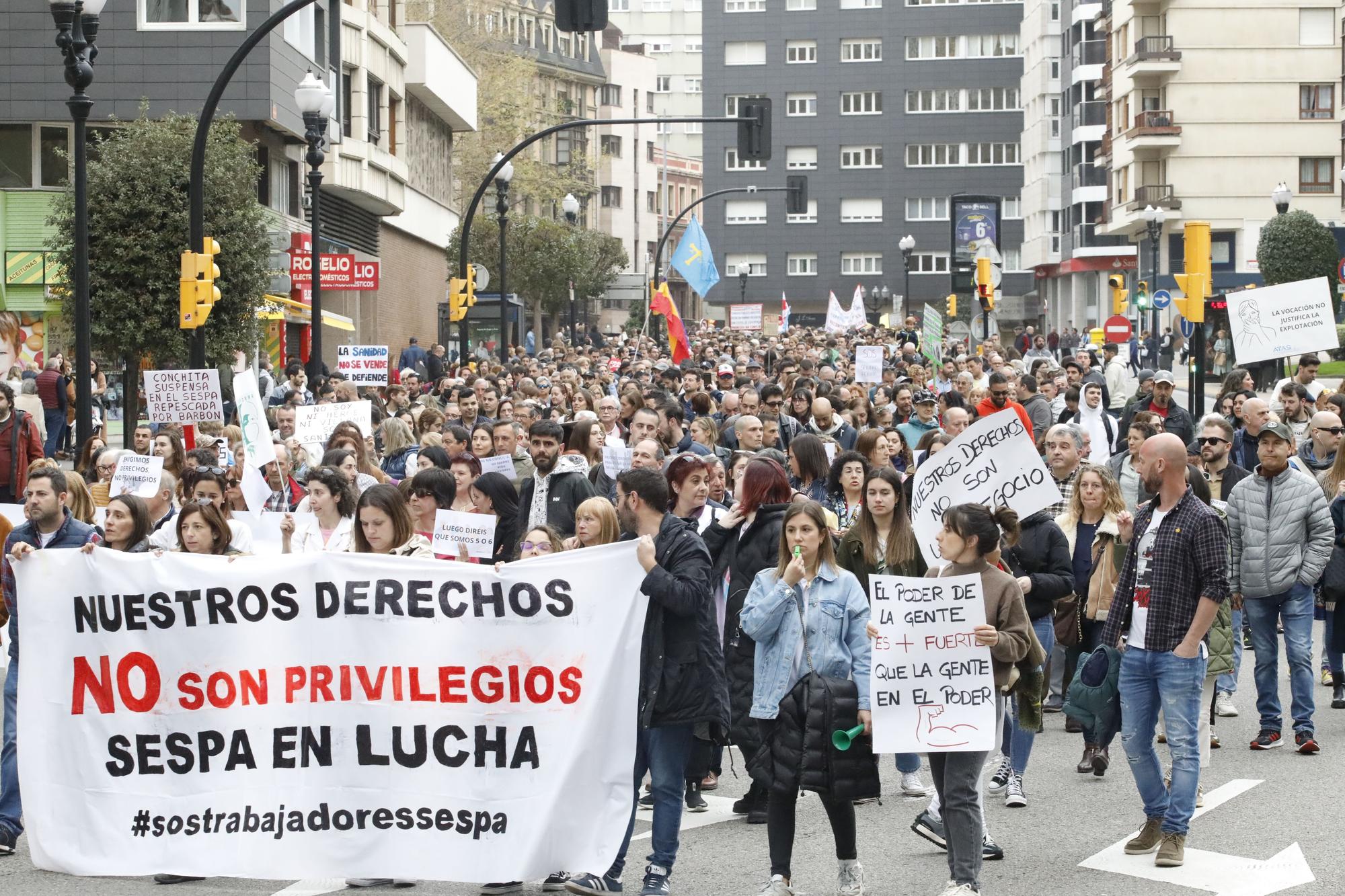 En imágenes: Los sanitarios se manifiestan en Gijón al grito de &quot;no queremos más dinero, queremos mejores condiciones laborales&quot;