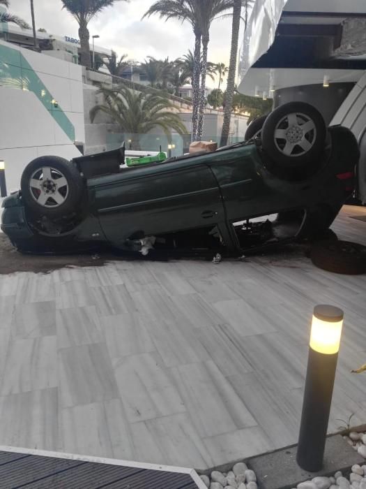 Un coche acaba volcado en la recepción de un hotel de Playa del Inglés