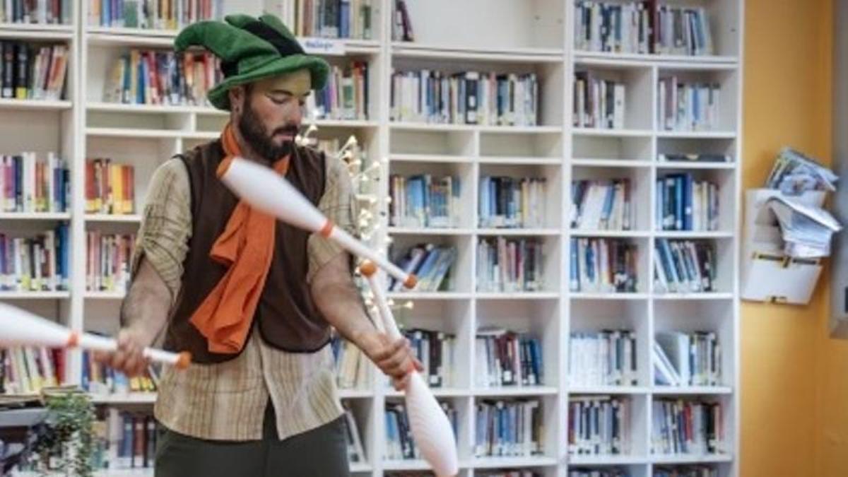 El artista, en una imagen de su web durante un espectáculo con malabares.