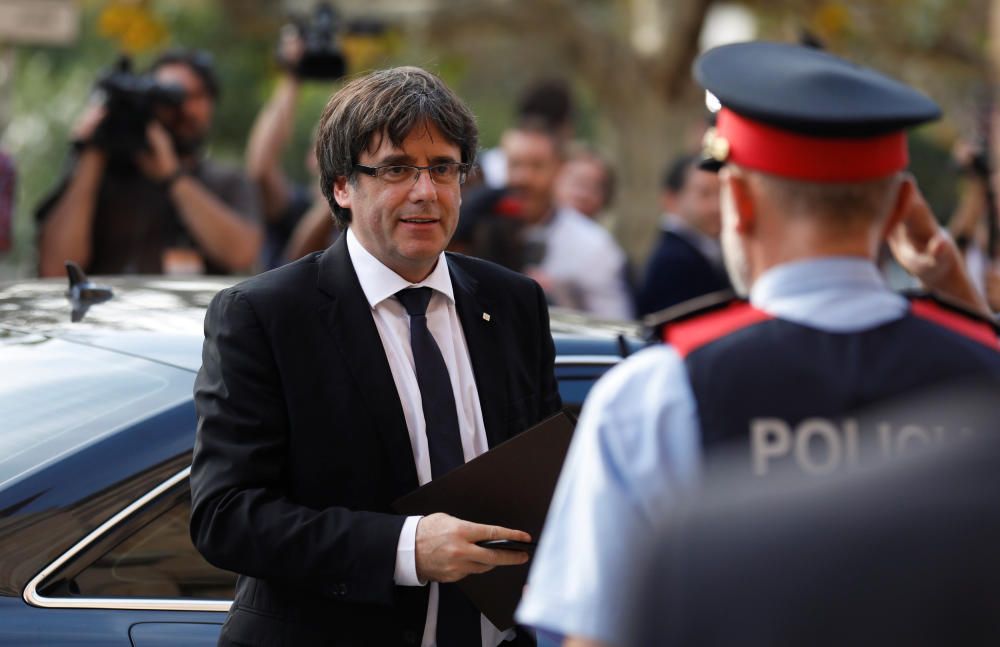 Carles Puigdemont entra al Parlament.