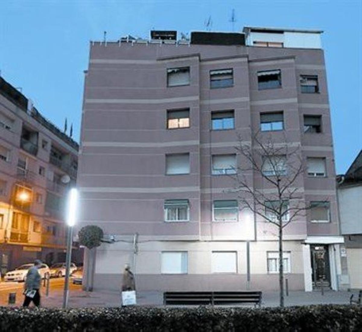 Un immoble amb pisos buits de bancs, a Mollet del Vallès.