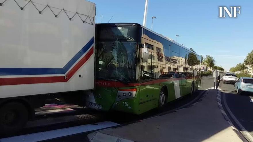 Heridas graves dos mujeres tras ser atropelladas en el polígono de Carrús en Elche