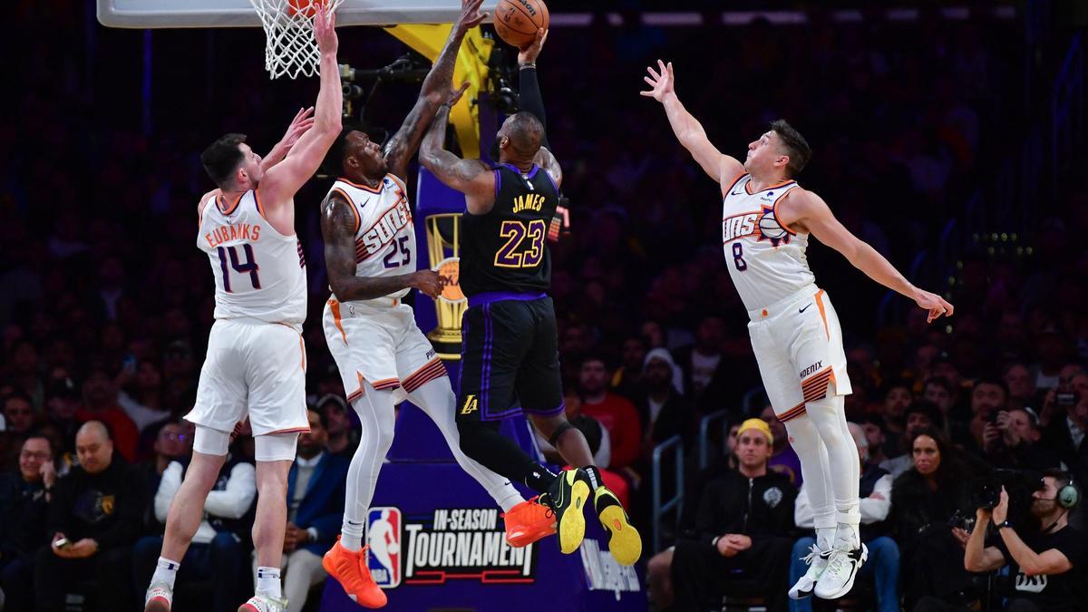 LeBron James lanza a canasta, rodeado de rivales, en el partido de cuartos ante Phoenix