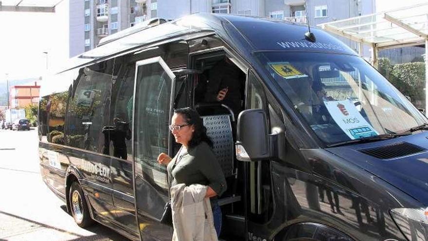 Una vecina utiliza el transporte municipal en Mos. // A. Hernández