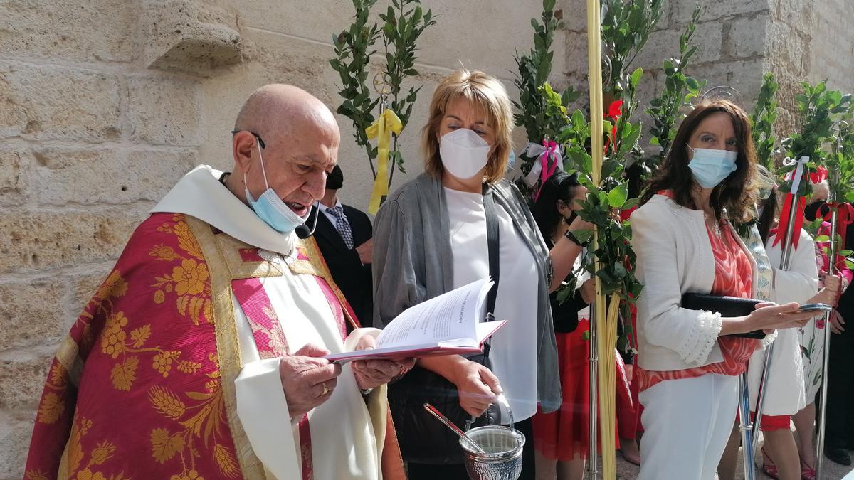 Bendición de ramas y palmas en las puertas de la iglesia de Santo Tomás