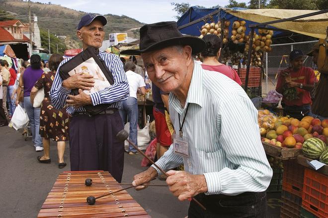 Hombre tocando la Marimba