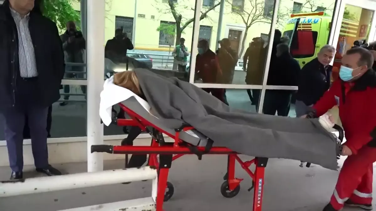 Belén Esteban ingresa en el hospital oculta bajo una manta para ser operada