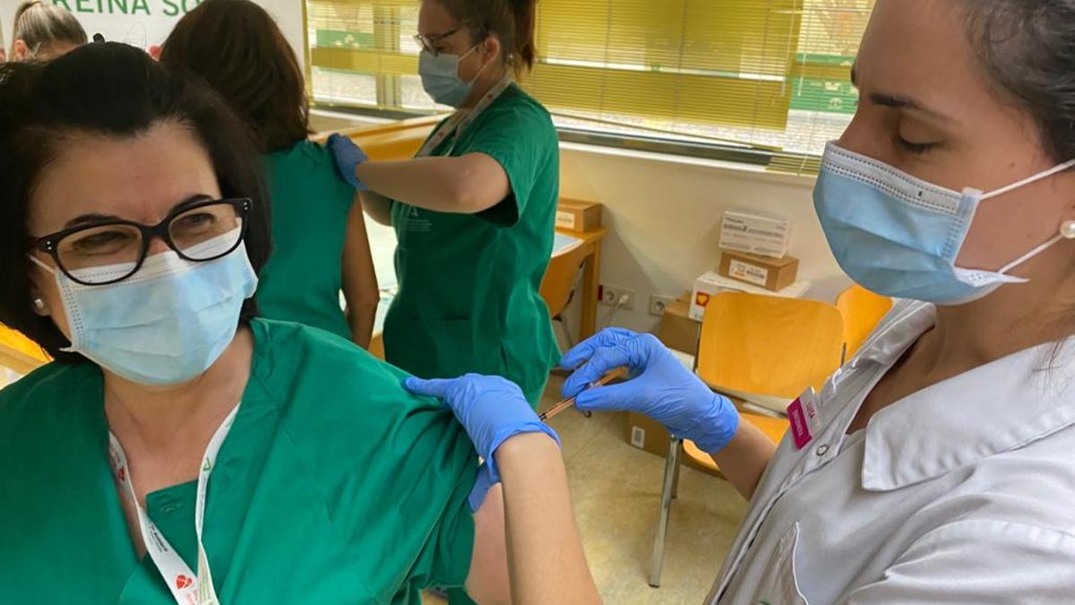 Profesionales del hospital Reina Sofía reciben la vacuna contra la gripe y el segundo refuerzo del covid.