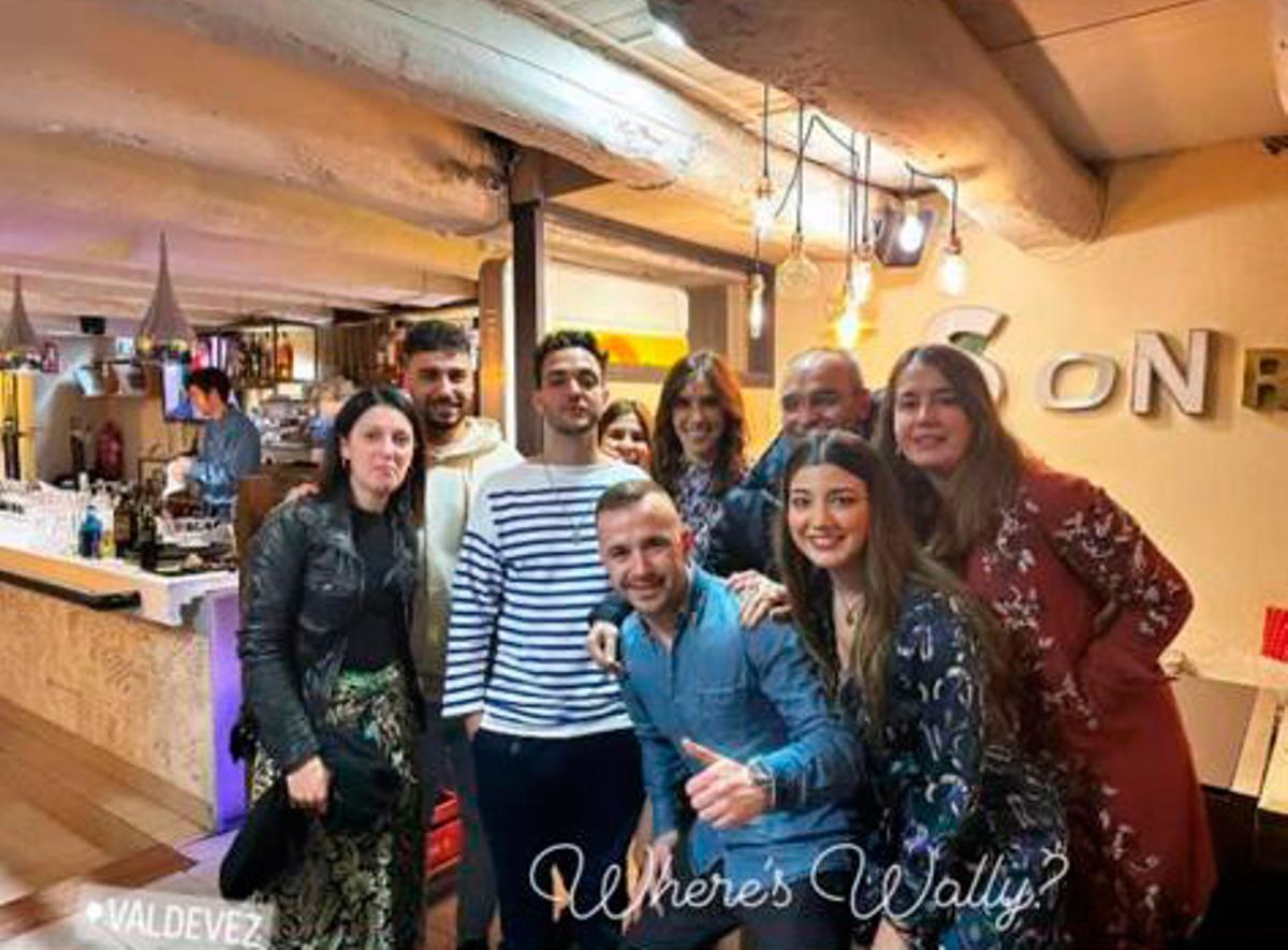 C. Tangana con un grupo de fans en el restaurante Valdevez durante su última visita a Vigo.