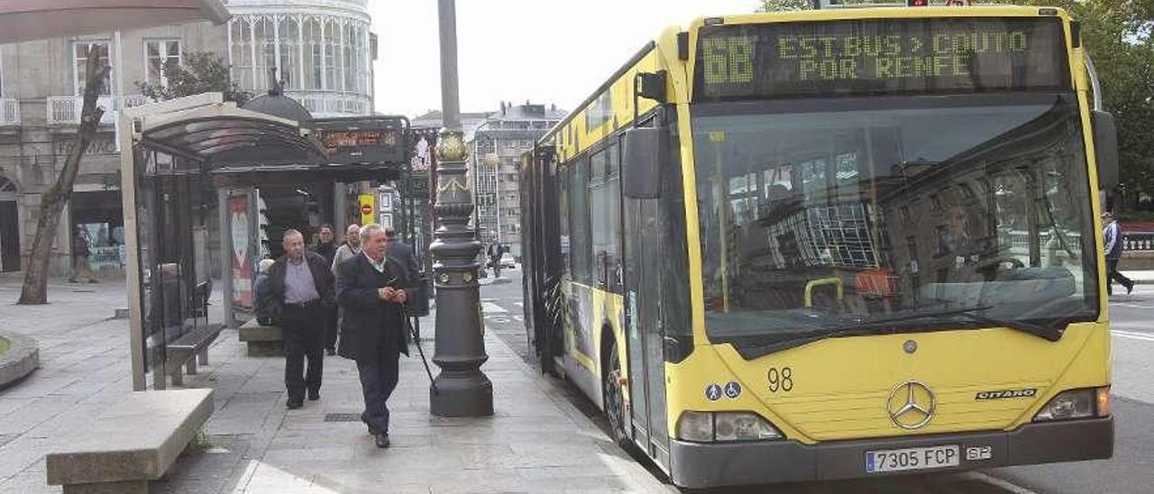 Uno de los buses urbanos, en una de las paradas. // Iñaki Osorio