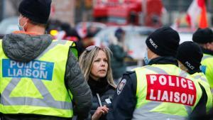 Tamara Lich, una de las organizadoras de la protesta de los camioneros en Canadá, habla con los policías.