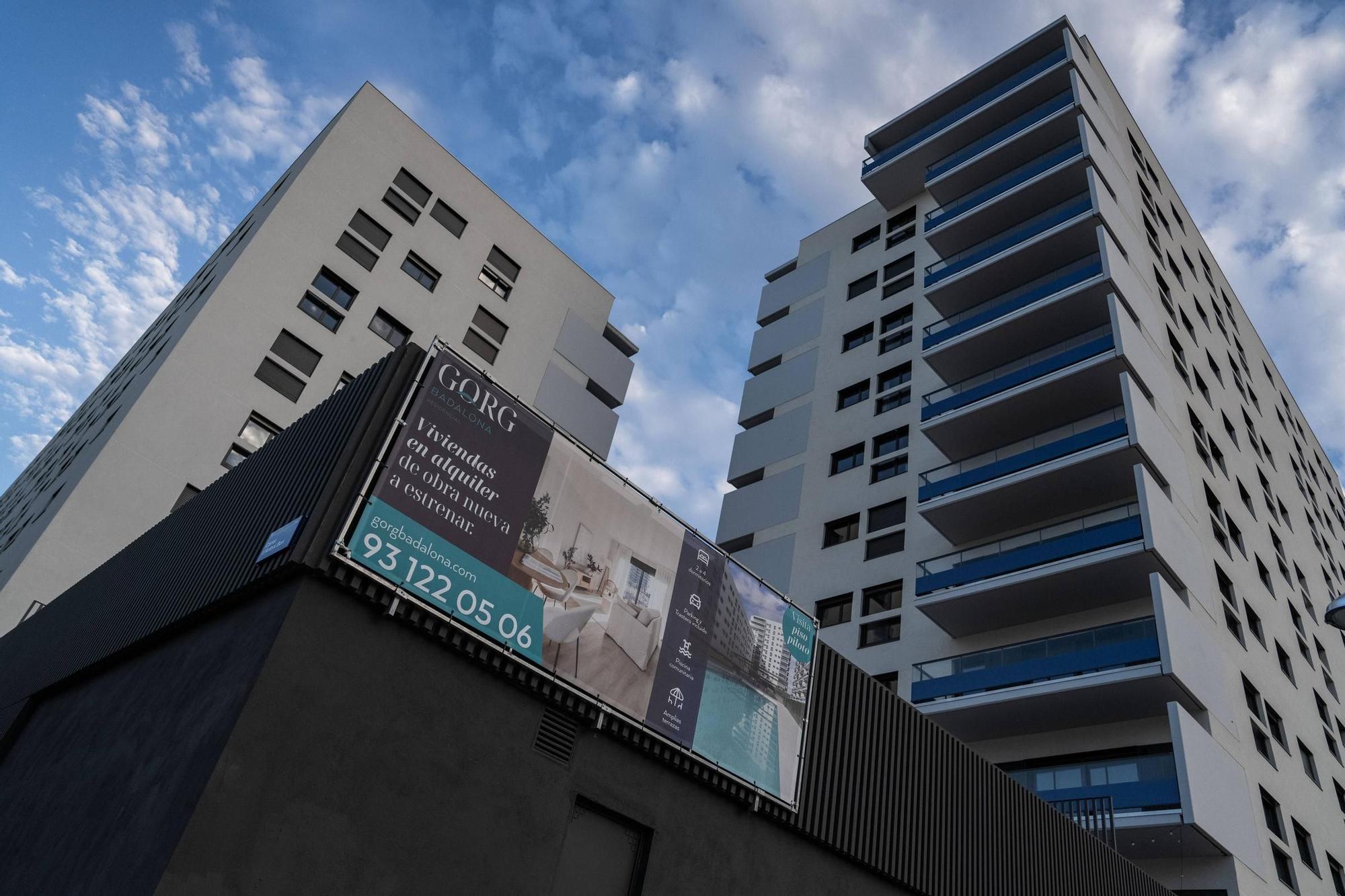 Un cartel de venta y alquiler de pisos en el barrio del Gorg de Badalona