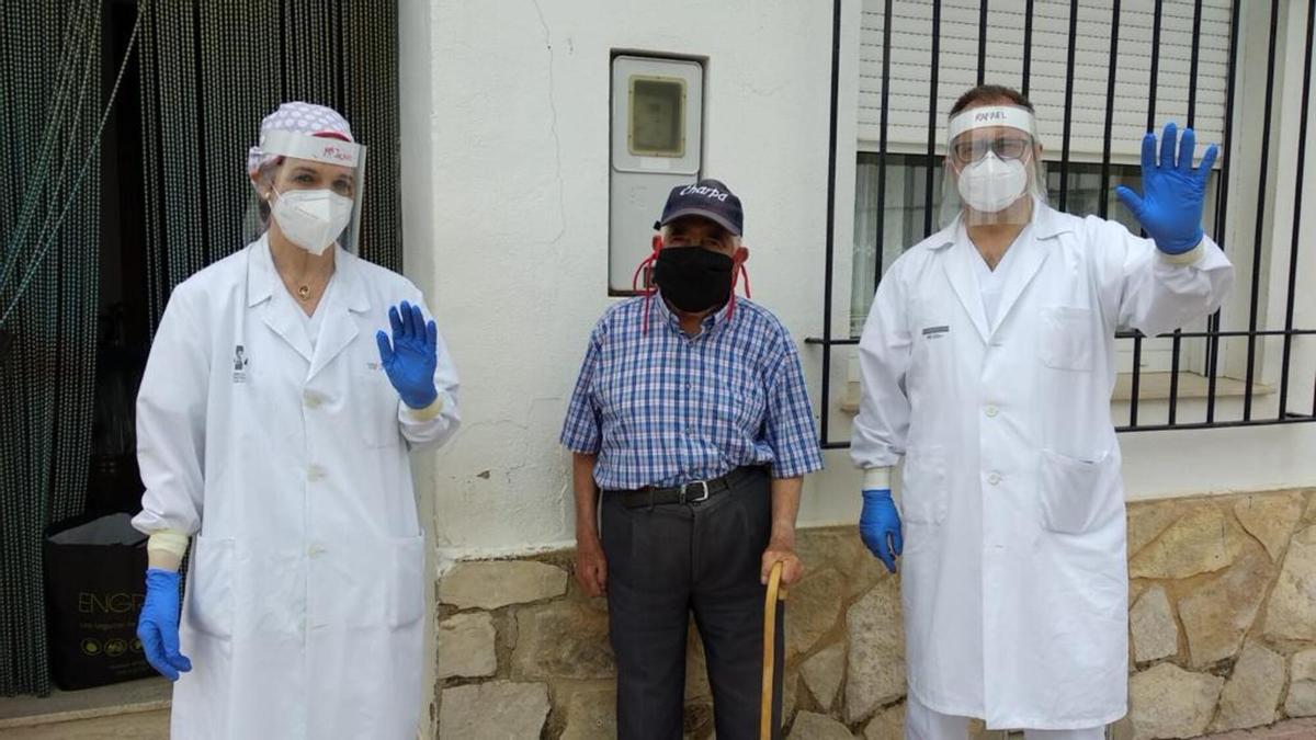 El médico Rafael Micó y la enfermera de Fontanars dels Alforins, visitando a un paciente durante la pandemia.