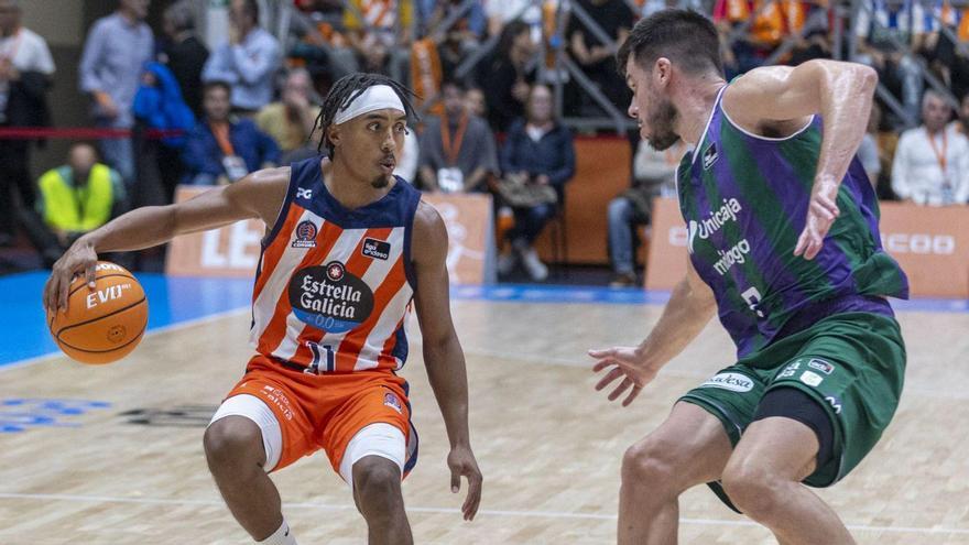 Brandon Taylor quiebra a Jonathan Barreiro en el duelo ante el Unicaja en el Coliseum.