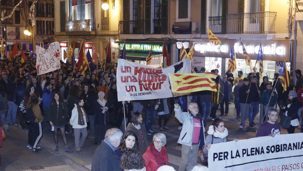 Rund 1.500 Personen sind am Freitagabend (30.12.) auf Mallorca auf die Straße gegangen, um politische Eigenständigkeit für die "Països Catalans", also die katalanischsprachigen Landesteile Katalonien und Balearen, innerhalb Spaniens zu fordern.