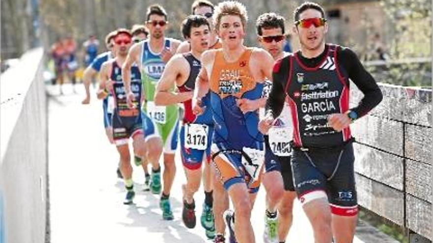 Jordi Garcia (Fasttriatlon) en primer pla, poc després del tret de sortida de la prova.