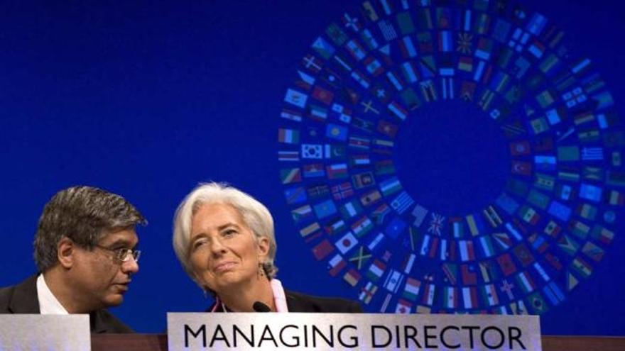 La directora del FMI, Christine Lagarde, habla con el presidente del Banco Mundial, Robert Zoellick.