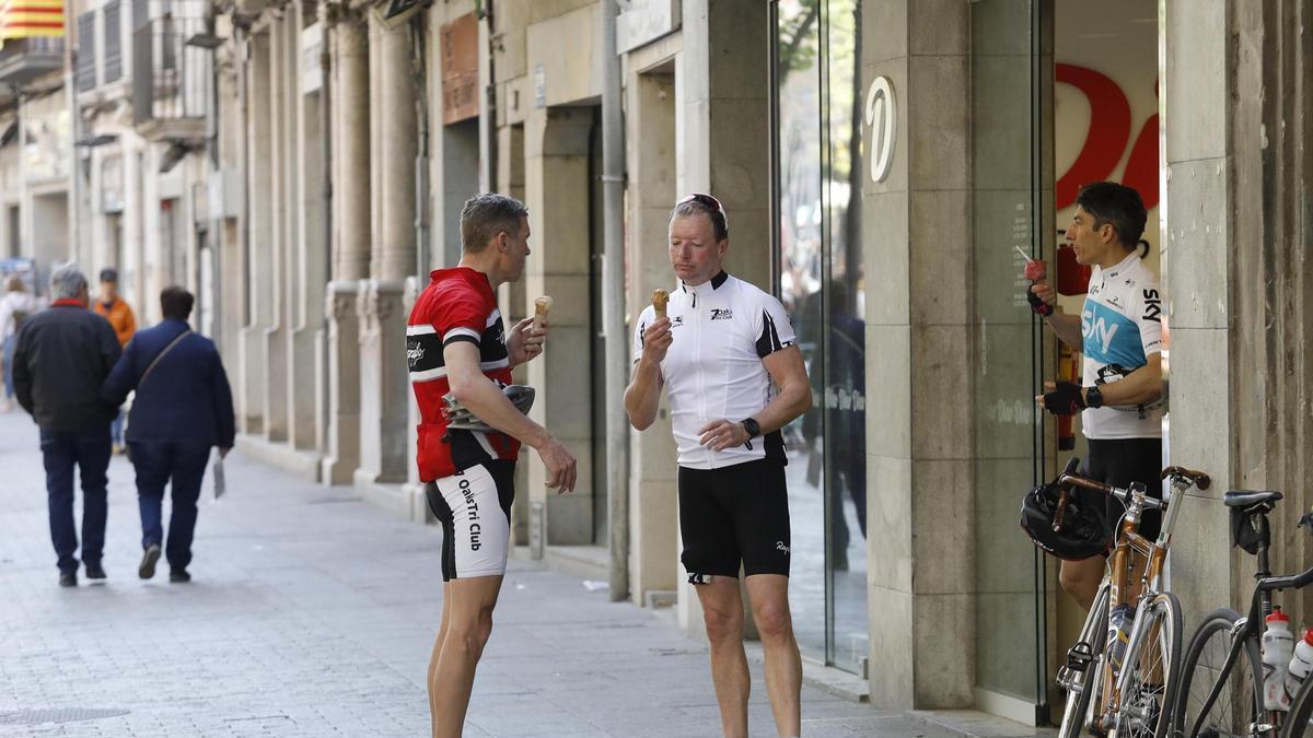 Imatge d'arxiu de turistes ciclistes a Girona