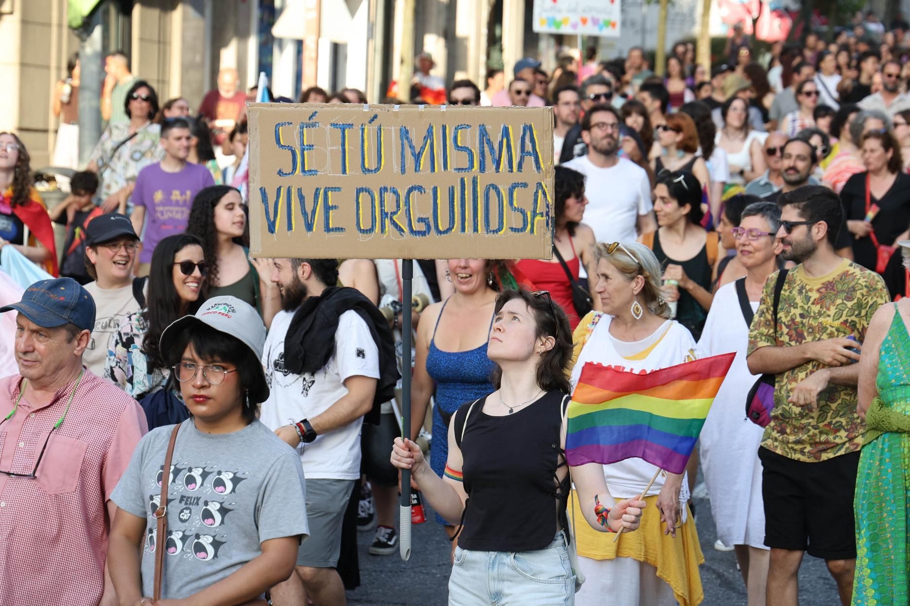 Una multitudinaria marcha celebra el Orgullo más colectivo en Vigo