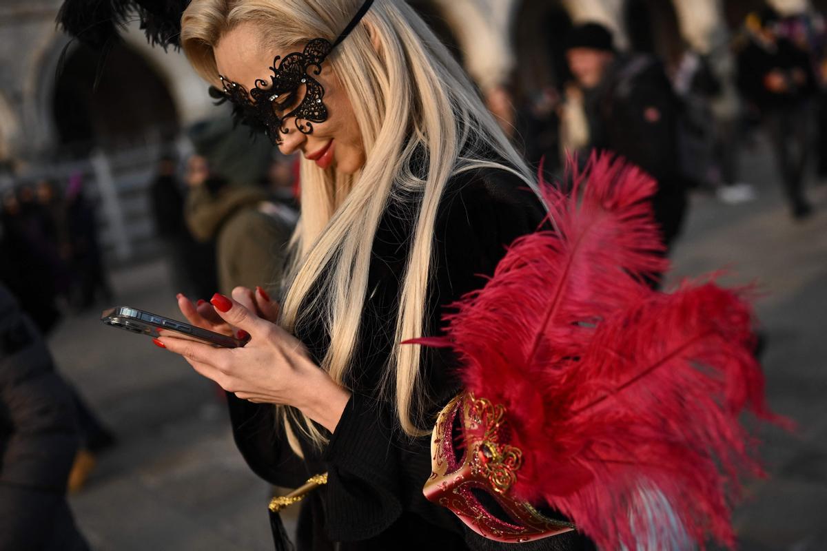 Trajes tradicionales desfilan durante el carnaval de Venecia