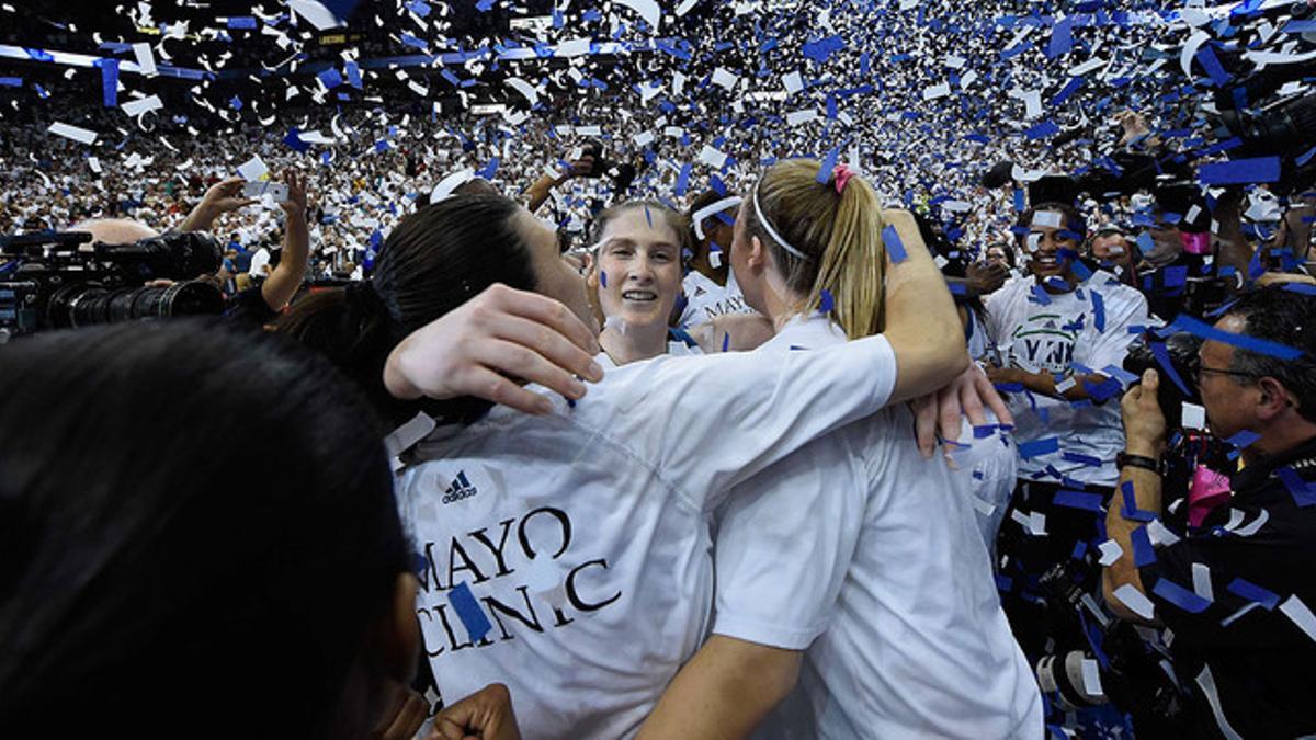 Las jugadoras de las Lynx celebran el triunfo de su equipo en el decisivo quinto partido de las finales de la WNBA