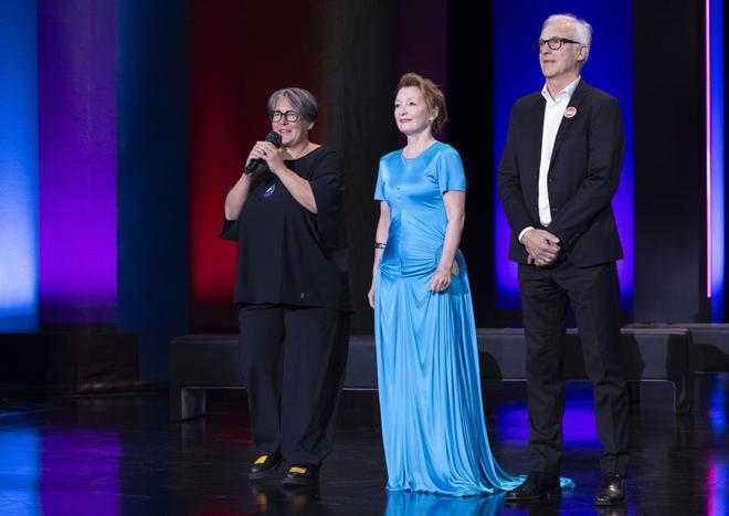 SAN SEBASTIÁN, 27/09/2025.- La directora y guionista Kasia Adamik (i), el productor Stanislaw Dziedzic y la actriz Lesley Manvilla han presentado la película Winter of the crow este sábado en la gala de clausura del 73 Festival Internacional de Cine de San Sebastián. EFE/ Javier Etxezarreta