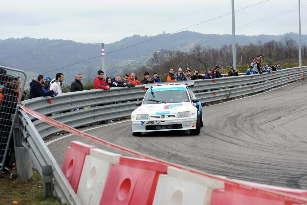 Exhibición automovilística en Langreo