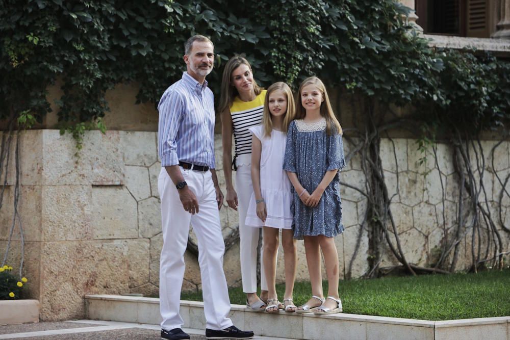 Felipe VI., seine Frau Letizia sowie die Töchter Leonor und Sofía haben sich am Montag (31.7.) während der royalen Sommerfrische auf Mallorca der mallorquinischen Presse präsentiert.