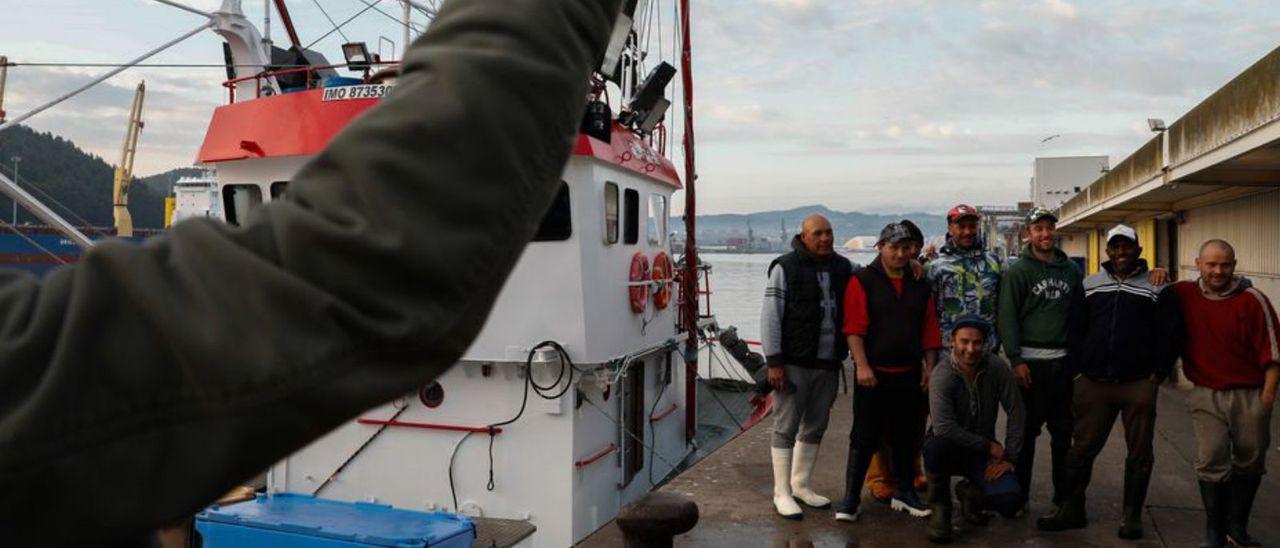 La tripulación gallega del &#039;Siempre Peco&#039;, que trajo el primer bonito.