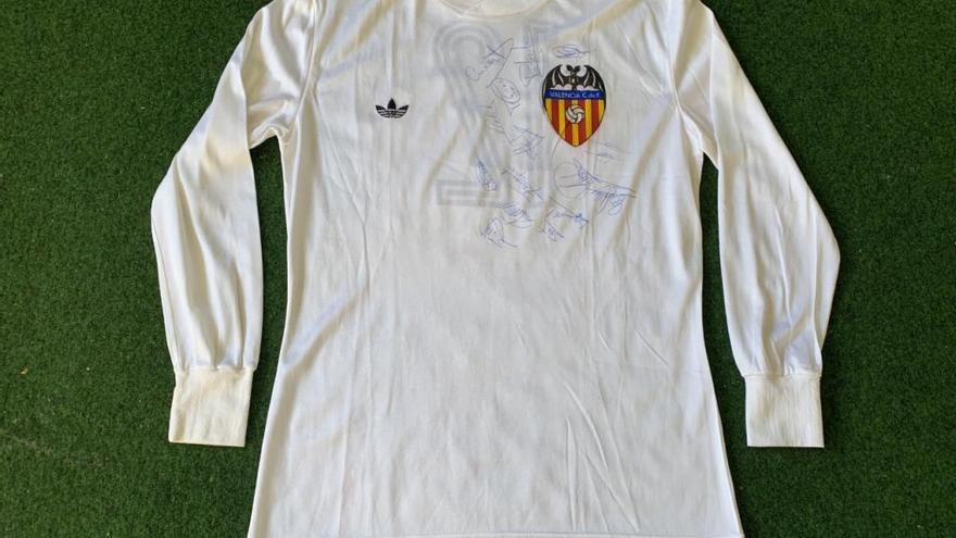 Els colors d'un segle', valiosa colección de camisetas del Valencia CF -  Superdeporte