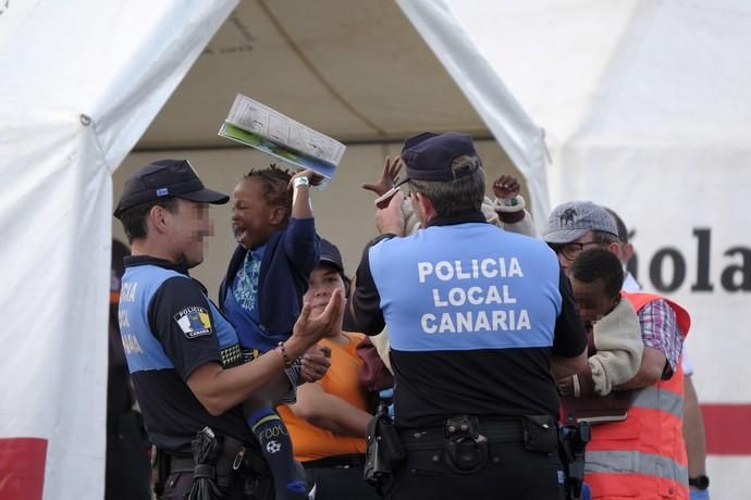 Rescatan a seis bebés y dos niños de dos ...