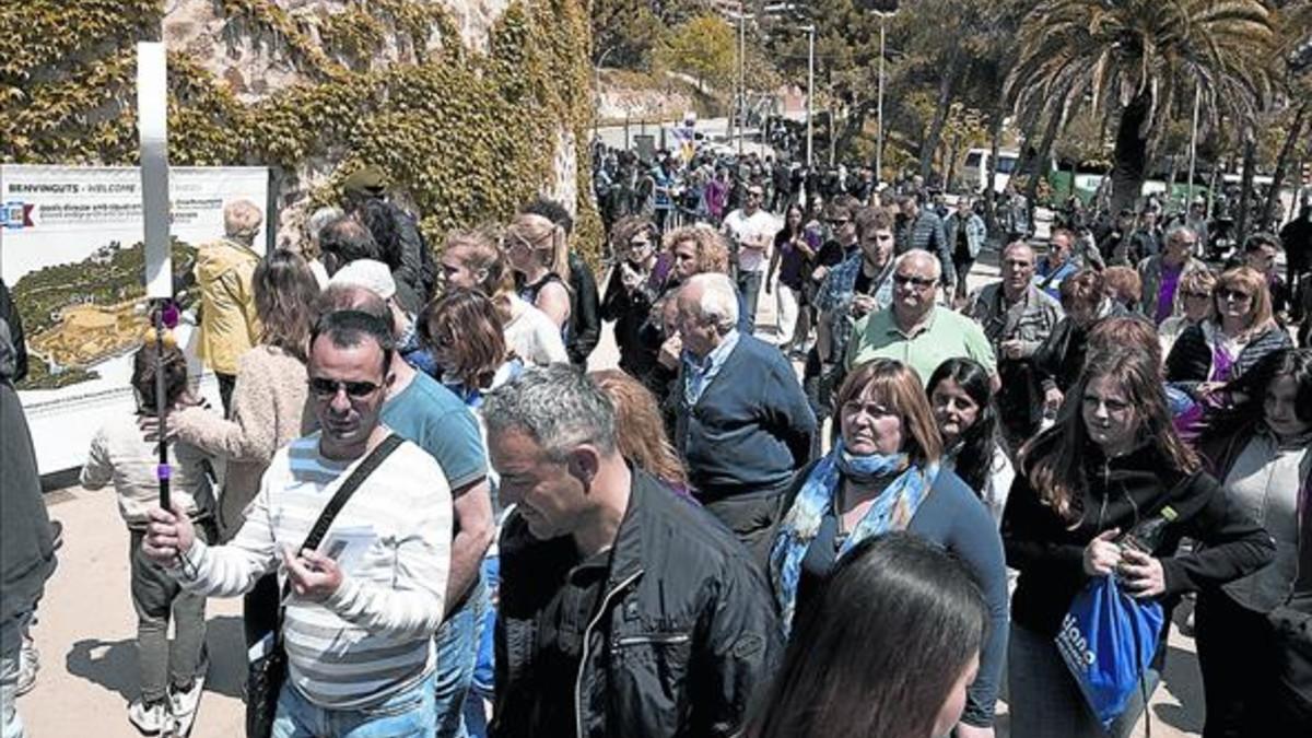 A tope 8Turistas en el acceso al parque Güell por la carretera del Carmel.