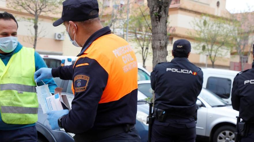 Personal de Protección Civil y Policía Nacional, en Melilla.